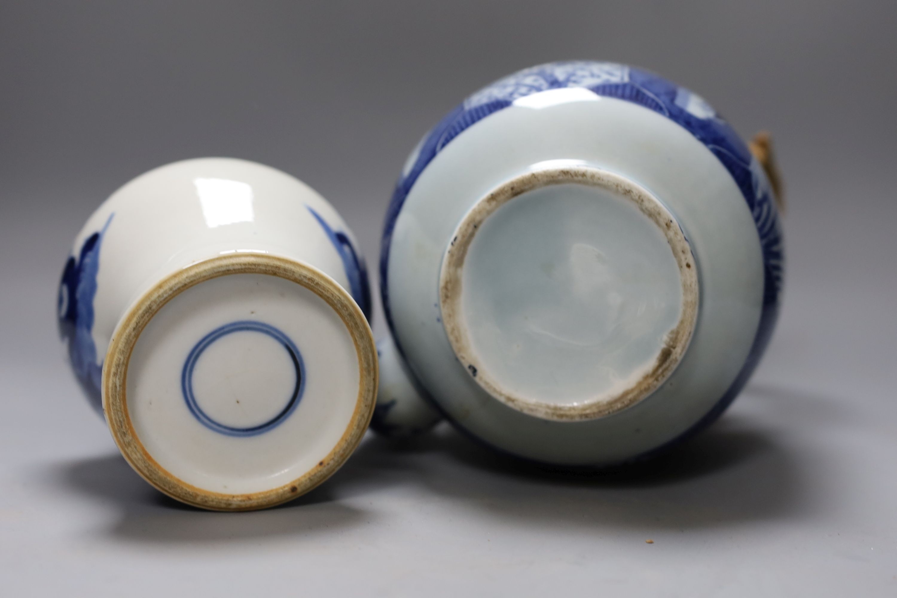 A Chinese blue and white small vase and a teapot 19cm
